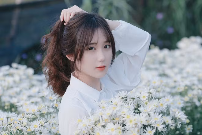 Bên cạnh đó, Mina Young từng gây sốt với bức ảnh được chụp trong trang phục quân đội.