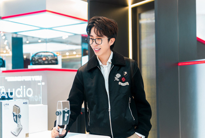 Ở tuổi 15, khi rất nhiều cô cậu học sinh còn đang lo về việc học bài cho ngày mai đến lớp thì ViruSs đã bắt đầu chuyến du học của mình đến các nước như Hàn, Mỹ, Anh, Brazil...