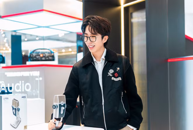 Ở tuổi 15, khi rất nhiều cô cậu học sinh còn đang lo về việc học bài cho ngày mai đến lớp thì ViruSs đã bắt đầu chuyến du học của mình đến các nước như Hàn, Mỹ, Anh, Brazil...