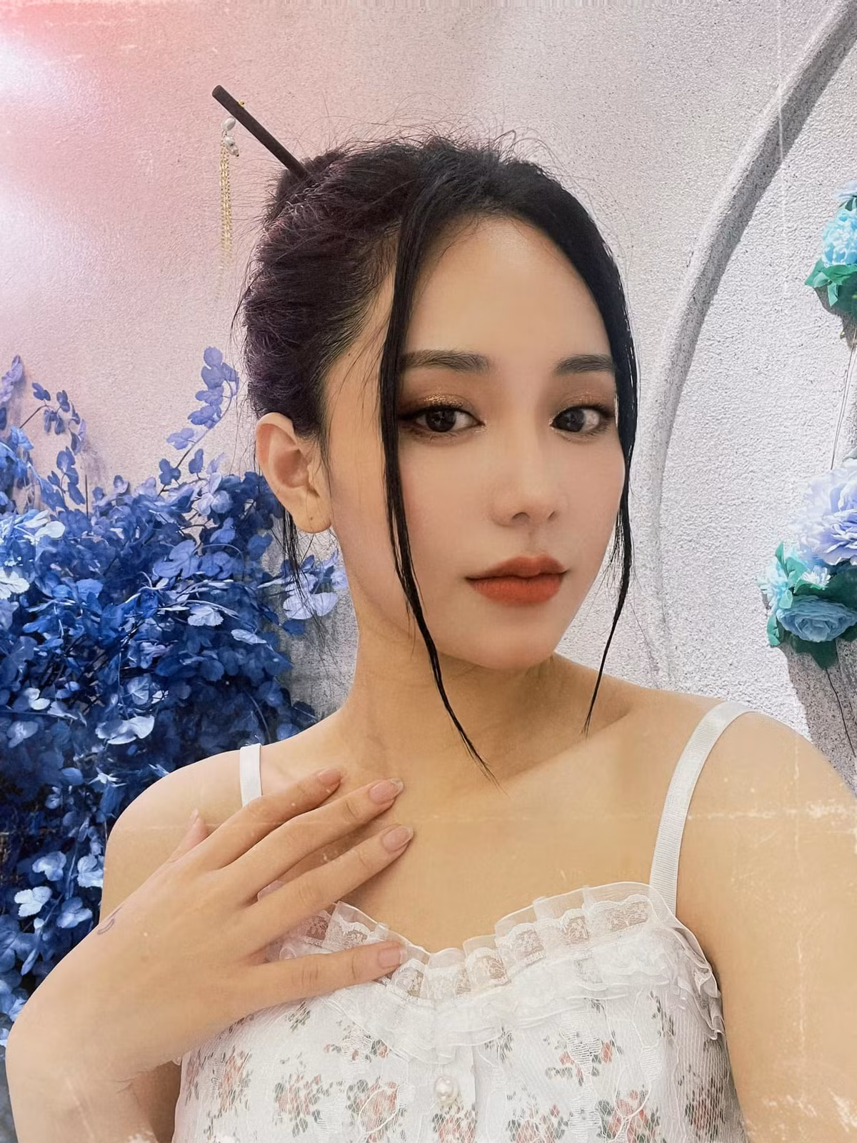 Nhan sắc xinh đẹp, làn da trắng sáng cùng phong cách nói chuyện duyên dáng đã giúp Minh Thu thu hút hàng chục nghìn lượt xem, phá vỡ nhiều kỷ lục ở các lớp học livestream từng có tại Việt Nam.