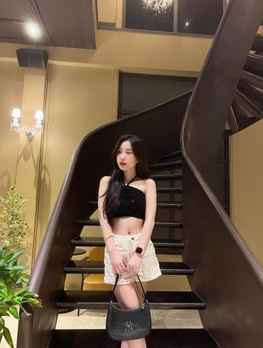 Vào tháng 4 năm nay, Tiểu Hý đã cho ra mắt sản phẩm âm nhạc đầu tay “Duyên duyên số số” kết hợp với ca sĩ Du Uyên, thu hút phản ứng tích cực từ cộng đồng mạng.