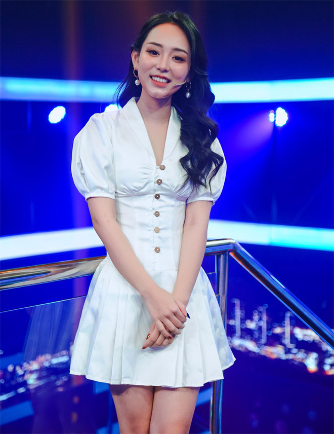 Tuy nhiên, sau khi nổi tiếng, Minh Thu vướng nhiều ồn ào trái chiều về phát ngôn và bằng cấp. Sau đó, hiện tượng mạng 9X viết một bài đăng dài giải thích, đồng thời mong cộng đồng mạng không gọi cô là “cô giáo” nữa.