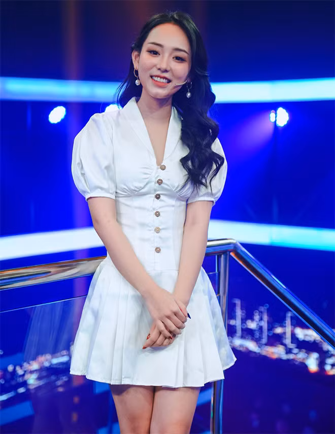 Tuy nhiên, sau khi nổi tiếng, Minh Thu vướng nhiều ồn ào trái chiều về phát ngôn và bằng cấp. Sau đó, hiện tượng mạng 9X viết một bài đăng dài giải thích, đồng thời mong cộng đồng mạng không gọi cô là “cô giáo” nữa.