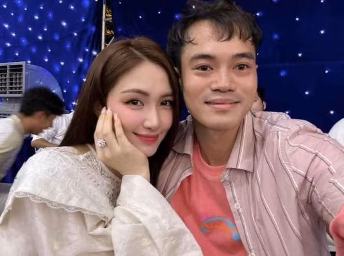 Hoà Minzy và Văn Toàn là những người bạn thân thiết trong suốt hơn 10 năm qua. Vì quá đẹp đôi, cả hai thường xuyên được fan tích cực "đẩy thuyền".