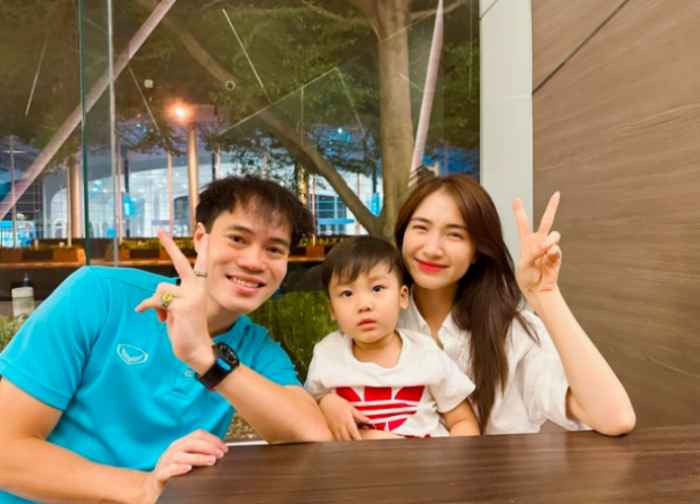 Ngay lập tức, dân mạng dành sự chú ý đặc biệt về cách xưng hô của Văn Toàn với Hoà Minzy bằng "em gái". Bởi lẽ, trước đây cả hai thường xưng hô bằng "bạn" - "tôi".