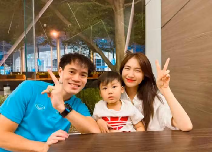 Ngay lập tức, dân mạng dành sự chú ý đặc biệt về cách xưng hô của Văn Toàn với Hoà Minzy bằng "em gái". Bởi lẽ, trước đây cả hai thường xưng hô bằng "bạn" - "tôi".