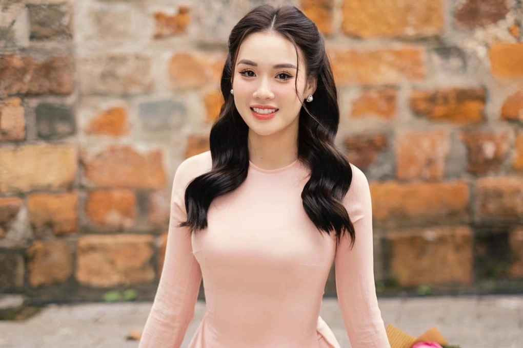 Trước khi trở thành tiếp viên hàng không nổi tiếng cõi mạng, Ngọc Mai từng là cựu sinh viên Học viện Tài chính và được khán giả biết đến khi tham gia chương trình "Nóng cùng World Cup 2022"