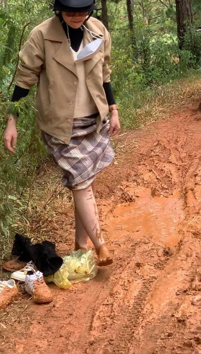 Người thợ trang điểm và thợ phụ ngồi trên xe máy chỉ biết cười trong bất lực. Rất may sau đó nhờ có sự chỉ dẫn của người nhà cô dâu, team trang điểm đã về được đến nơi và hoàn thành việc make up cho cô dâu kịp về nhà chồng.