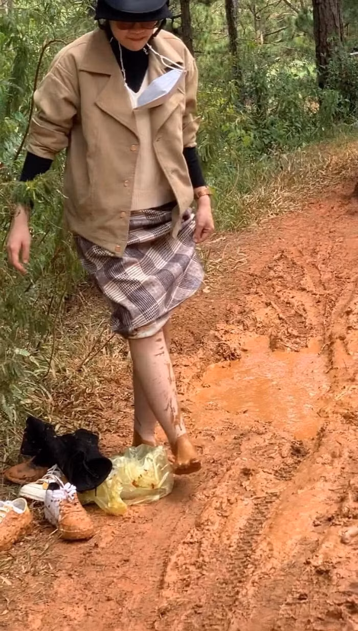 Người thợ trang điểm và thợ phụ ngồi trên xe máy chỉ biết cười trong bất lực. Rất may sau đó nhờ có sự chỉ dẫn của người nhà cô dâu, team trang điểm đã về được đến nơi và hoàn thành việc make up cho cô dâu kịp về nhà chồng.