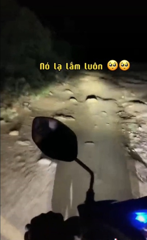 Cụ thể, video được ghi lại vào lúc gần 4h sáng, thợ trang điểm chạy xe máy theo định vị cô dâu gửi.