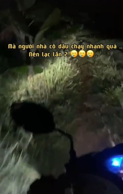 Người này chia sẻ: “Cô dâu gửi định vị qua và bảo cứ đi theo chị google chỉ là tới nhà em thôi à. Đoạn này là thấy sai sai rồi nè nhưng chị google cứ bảo chạy thêm 5 phút nữa là tới và rồi nó lạ lắm luôn. Bên rừng, bên núi, gửi tín hiệu SOS cho cô dâu thì đã có người ra đón nè. Mà người nhà cô dâu chạy nhanh quá nên lạc lần 2.”