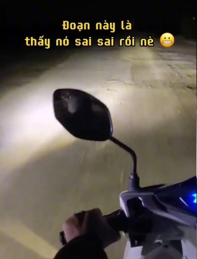 Mới đây, một thợ trang điểm đã đăng tải video đi đến nhà cô dâu theo sự chỉ dẫn của "chị google" lúc trời vẫn còn đang tối và cái kết khiến bản thân khóc thét.