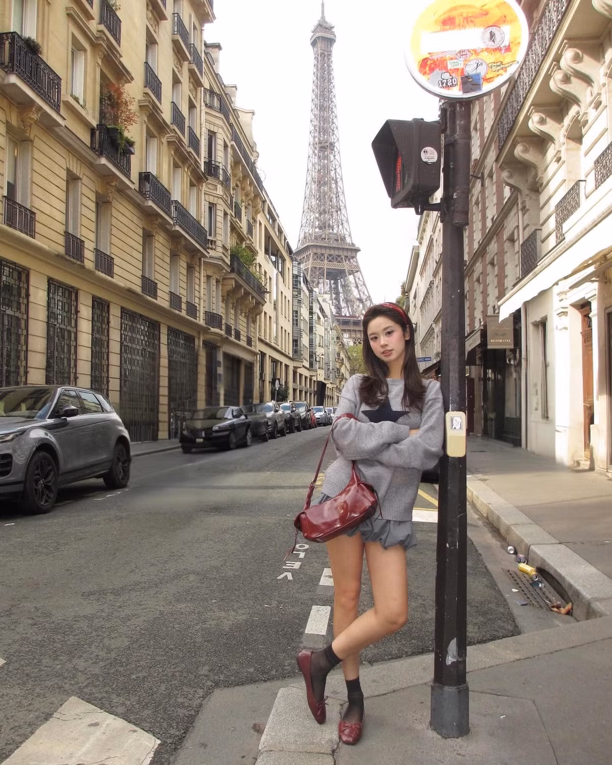 Có người lý giải rằng chỉ vài tuần trước, Hàn Hằng vẫn thoải mái diện crop top khoe vòng bụng phẳng lì khi đi chơi ở châu Âu.