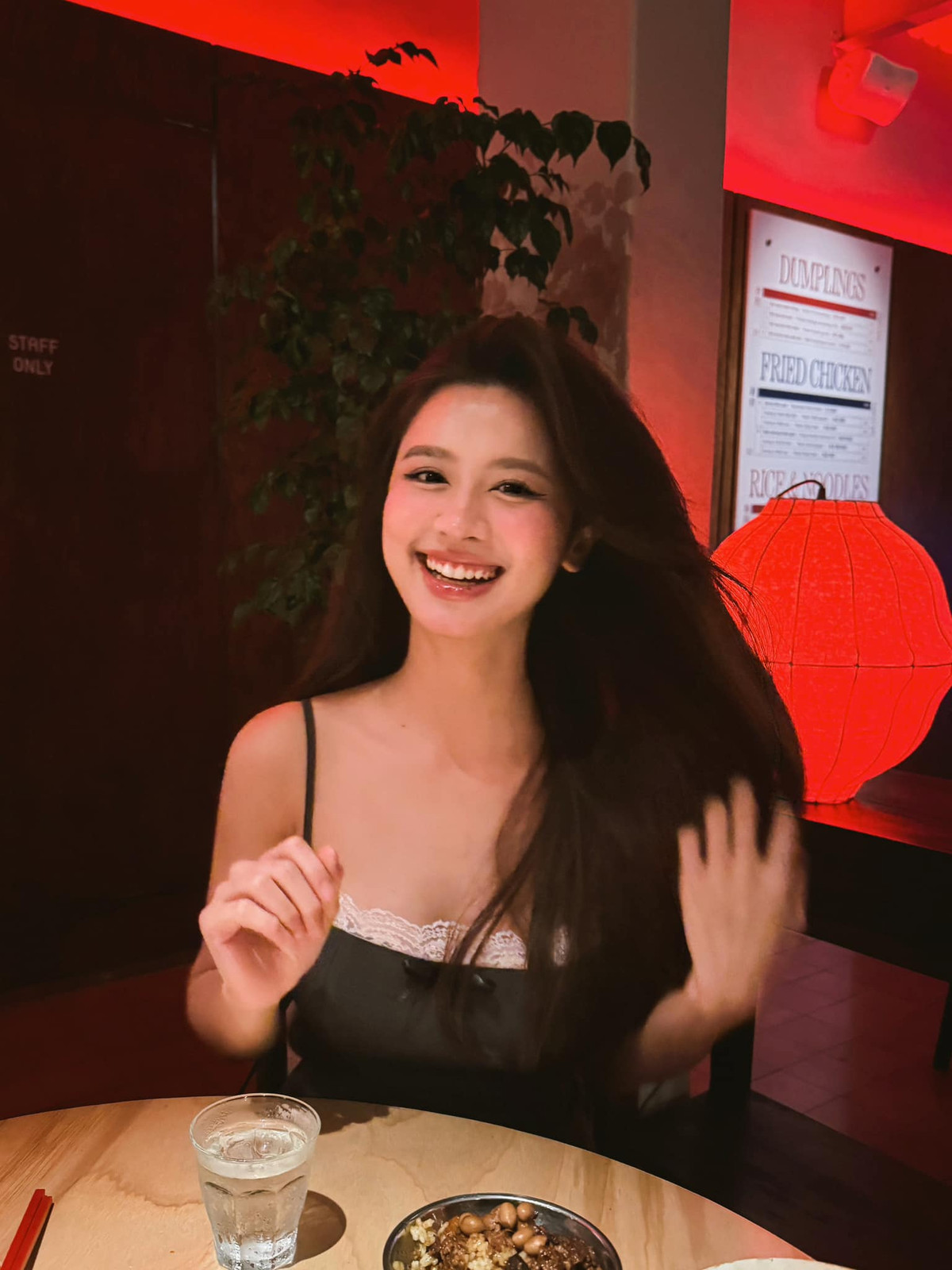 Hàn Hằng cũng từng gây tranh cãi vì những lùm xùm như quảng bá sản phẩm kém chất lượng hay bị nghi lộ ảnh nhạy cảm với em gái của Huyme là Trang Lou và em rể là Tùng Sơn, khiến cô nàng có thời gian rời khỏi mạng xã hội.