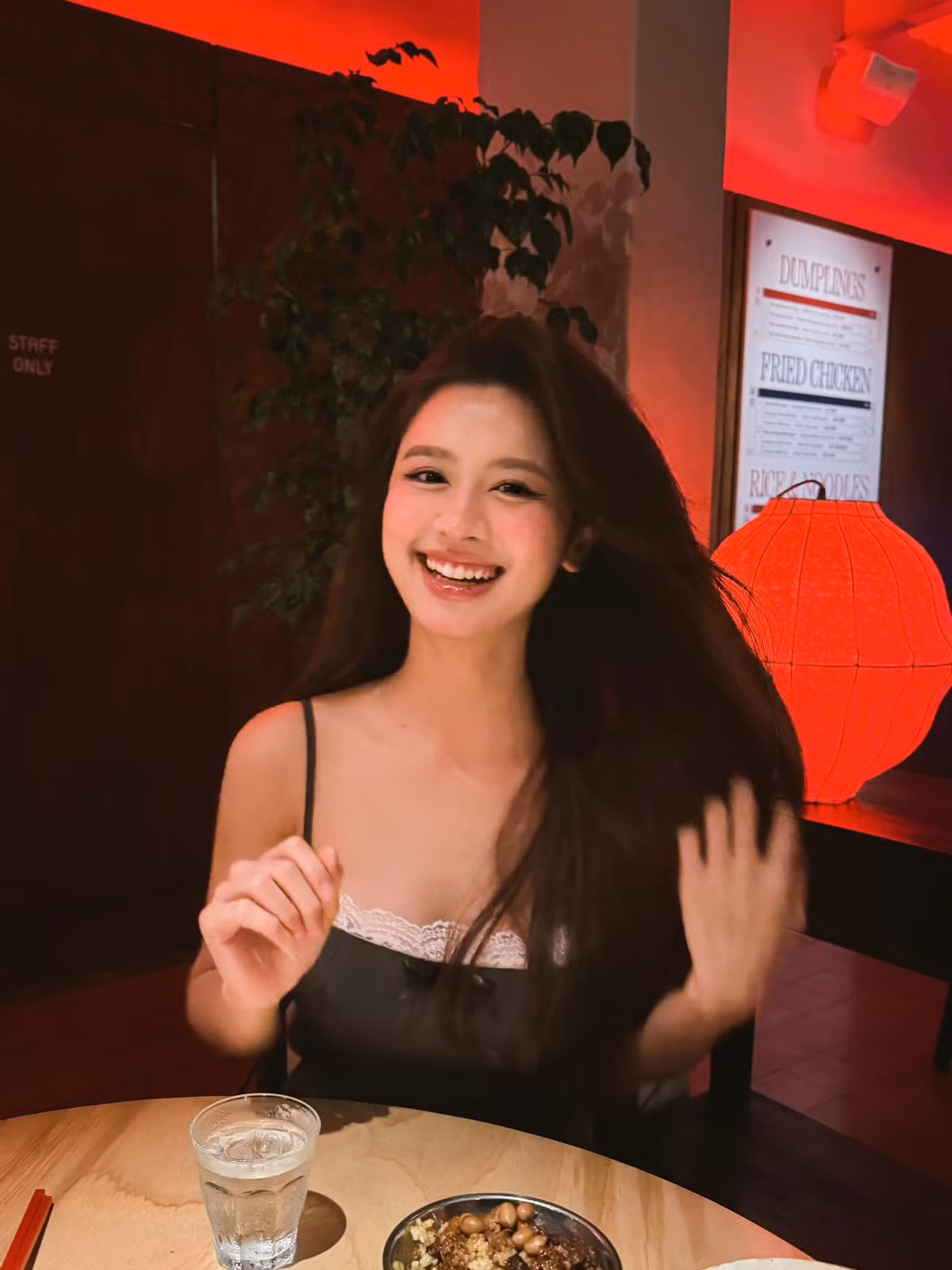 Hàn Hằng cũng từng gây tranh cãi vì những lùm xùm như quảng bá sản phẩm kém chất lượng hay bị nghi lộ ảnh nhạy cảm với em gái của Huyme là Trang Lou và em rể là Tùng Sơn, khiến cô nàng có thời gian rời khỏi mạng xã hội.