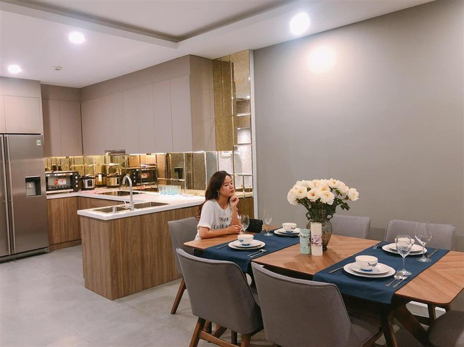 Sau nhiều năm trung thành với phong cách kín đáo, Midu của 1-2 năm trở lại đây cũng bắt đầu chịu khó ăn mặc "mát mẻ" hơn nhưng vẫn khá có chừng mực.