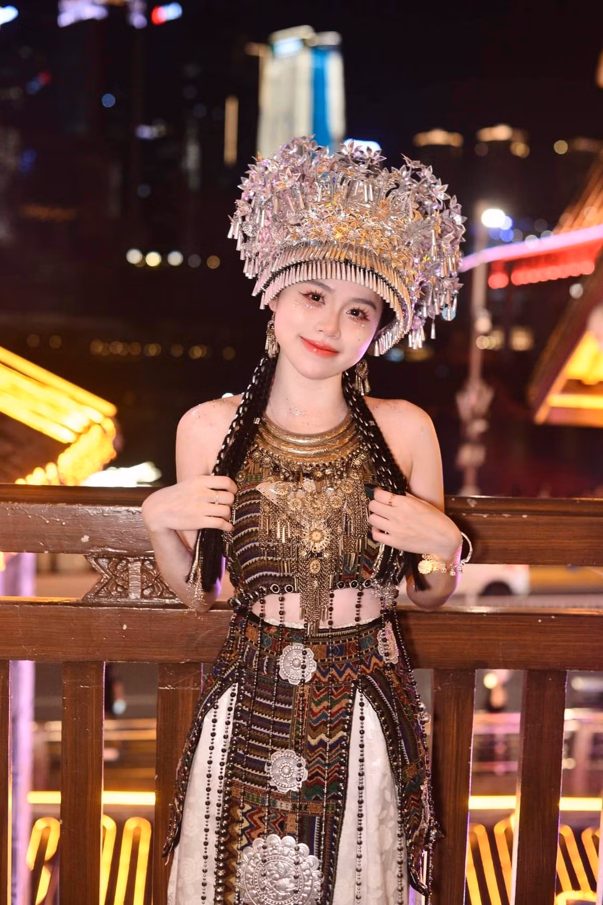 Mới đây trên trang cá nhân, Huỳnh Anh (tên thật Mai Thị Huỳnh Anh - bạn gái cũ cầu thủ Quang Hải) khoe những bức ảnh với trang phục dân tộc trong chuyến đi Trung Quốc.