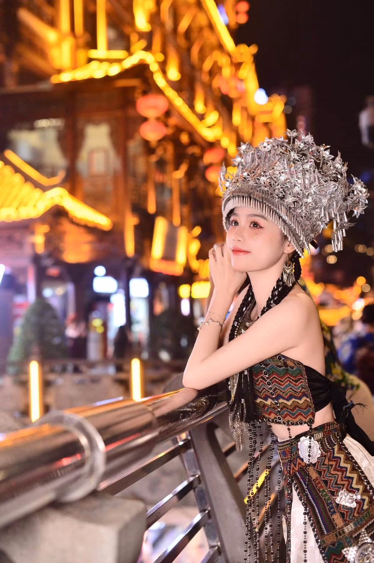 Theo tìm hiểu, bộ trang phục được Huỳnh Anh mặc trong chuyến đi Trung Quốc là của dân tộc Miêu.