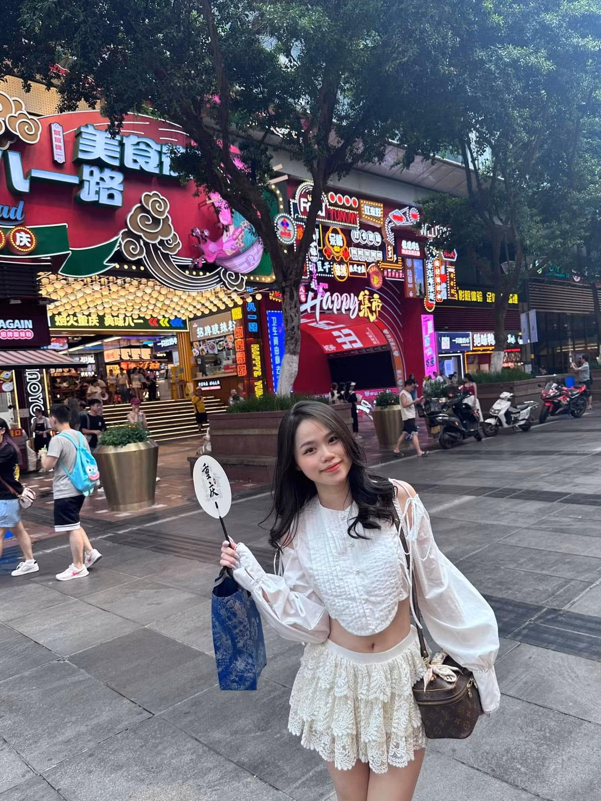 Trên Facebook cá nhân, Huỳnh Anh thi thoảng chia sẻ những khoảnh khắc diện đồ khoe vóc dáng nóng bỏng.