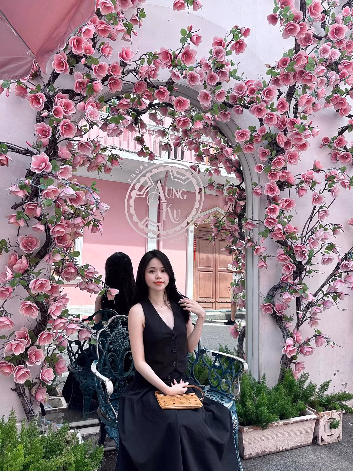 Ngoài công việc kinh doanh, Huỳnh Anh dành nhiều thời gian cho việc đi du lịch và tận hưởng cuộc sống.