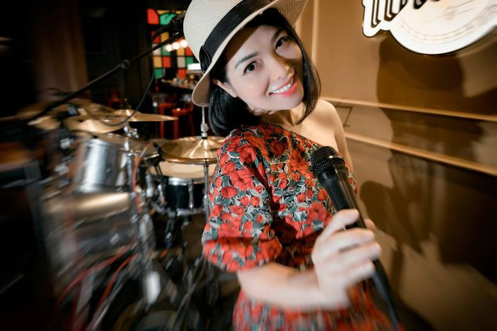 Điều gây ấn tượng của Bạch Dương đó là luôn giữ tinh thần lạc quan và đặc biệt nụ cười luôn nở trên môi.