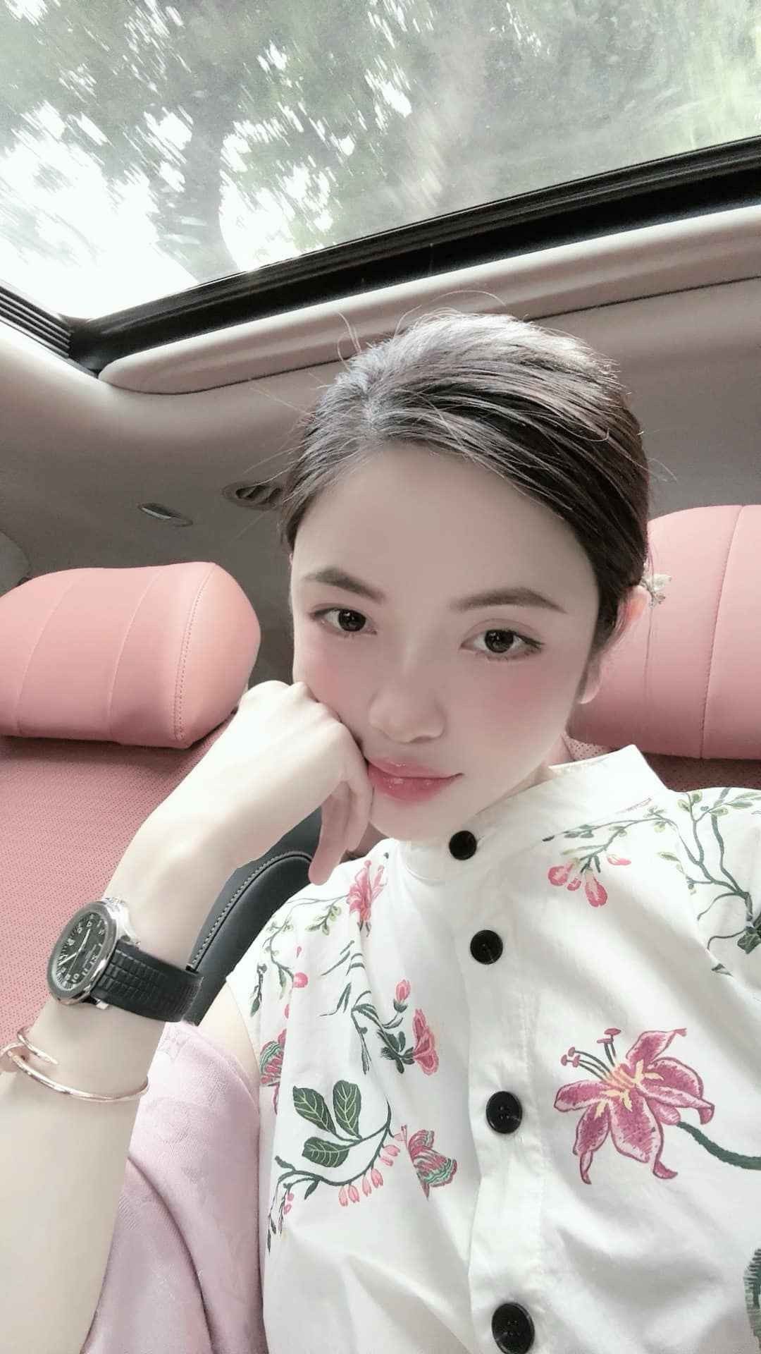 Vợ sắp cưới của tiền vệ Nguyễn Quang Hải thừa nhận rất thích ra đường ngắm hoa những ngày sắp cận kề. Cô nàng lên đồ xinh đẹp, diện váy hoa kết hợp búi tóc gọn gàng cài trâm cài tóc khiến dân tình hết lời khen ngợi.