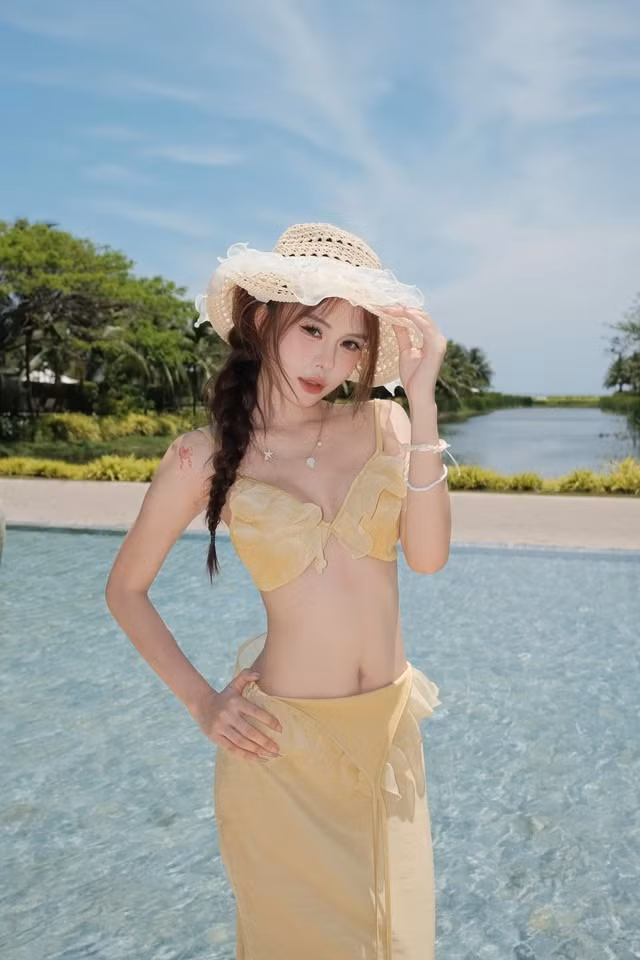 Những chiếc bikini nhiều màu sắc nổi bật, từ gam màu tươi sáng đến những thiết kế táo bạo, đều giúp nữ TikToker tôn lên vẻ đẹp hình thể và khí chất riêng biệt.