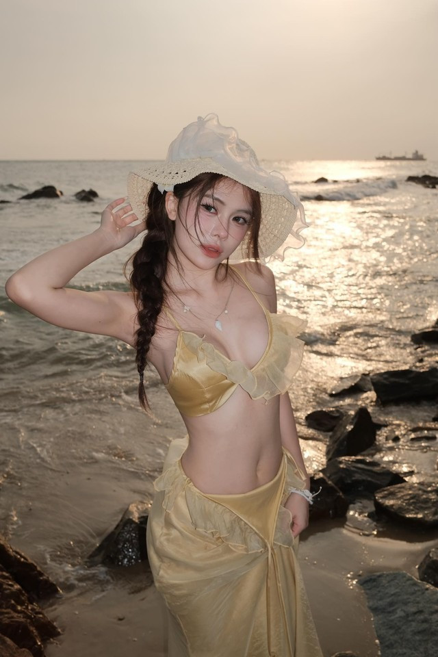 Mỗi bức ảnh đều toát lên sự tự tin, quyến rũ và không thiếu phần năng động, đúng với phong cách của một TikToker nổi tiếng luôn nhận được sự yêu thích từ giới trẻ.