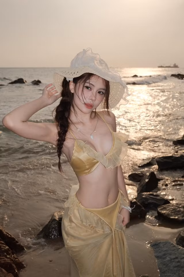 Mỗi bức ảnh đều toát lên sự tự tin, quyến rũ và không thiếu phần năng động, đúng với phong cách của một TikToker nổi tiếng luôn nhận được sự yêu thích từ giới trẻ.