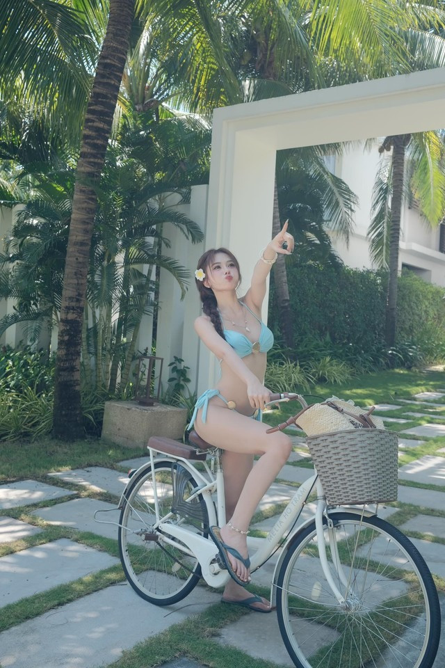 Thậm chí, nhiều người còn hài hước bình luận rằng bộ sưu tập này có thể khiến nhiệt độ tăng vọt, không thua gì ánh nắng mùa hè.