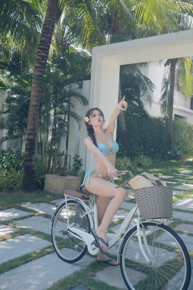 Thậm chí, nhiều người còn hài hước bình luận rằng bộ sưu tập này có thể khiến nhiệt độ tăng vọt, không thua gì ánh nắng mùa hè.