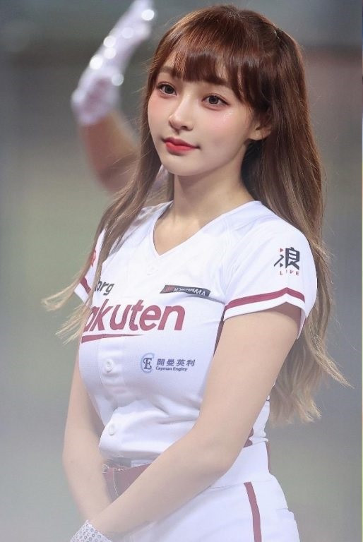 Có lợi thế về hình thể, Lâm Tương thoải mái diện những phong cách thời trang khác nhau, lúc trẻ trung khi gợi cảm.