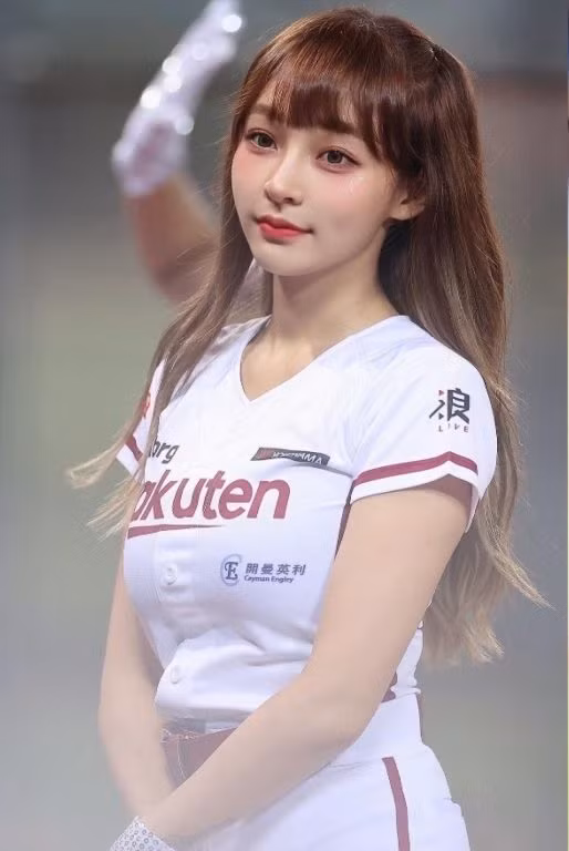 Có lợi thế về hình thể, Lâm Tương thoải mái diện những phong cách thời trang khác nhau, lúc trẻ trung khi gợi cảm.