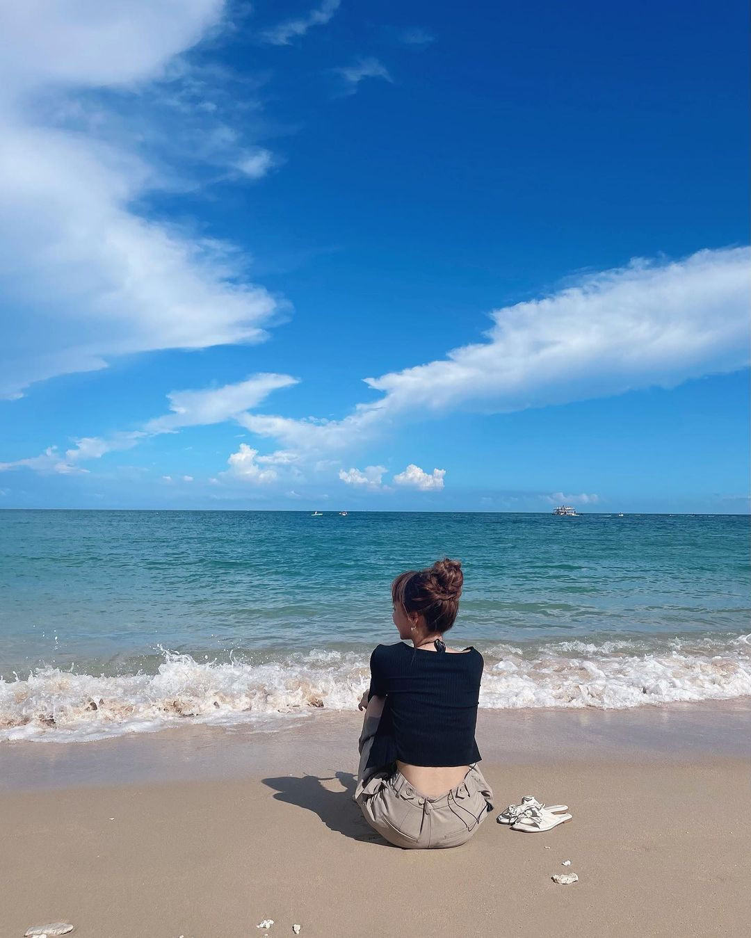 Nhiều người cho rằng cô mặc đồ hở hang, phản cảm và chỉ trích cô đang cố tìm kiếm sự nổi tiếng bằng cách khoe thân quá đà.