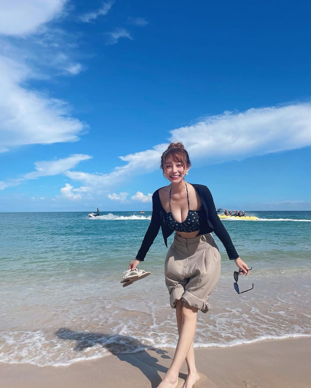 Bên cạnh những lời khen ngợi vóc dáng quyến rũ, gương mặt xinh đẹp, ngây thơ thì cũng có không ít ý kiến trái chiều được chia sẻ khi bức ảnh của cô gái thả rông vòng 1 này được đăng tải.