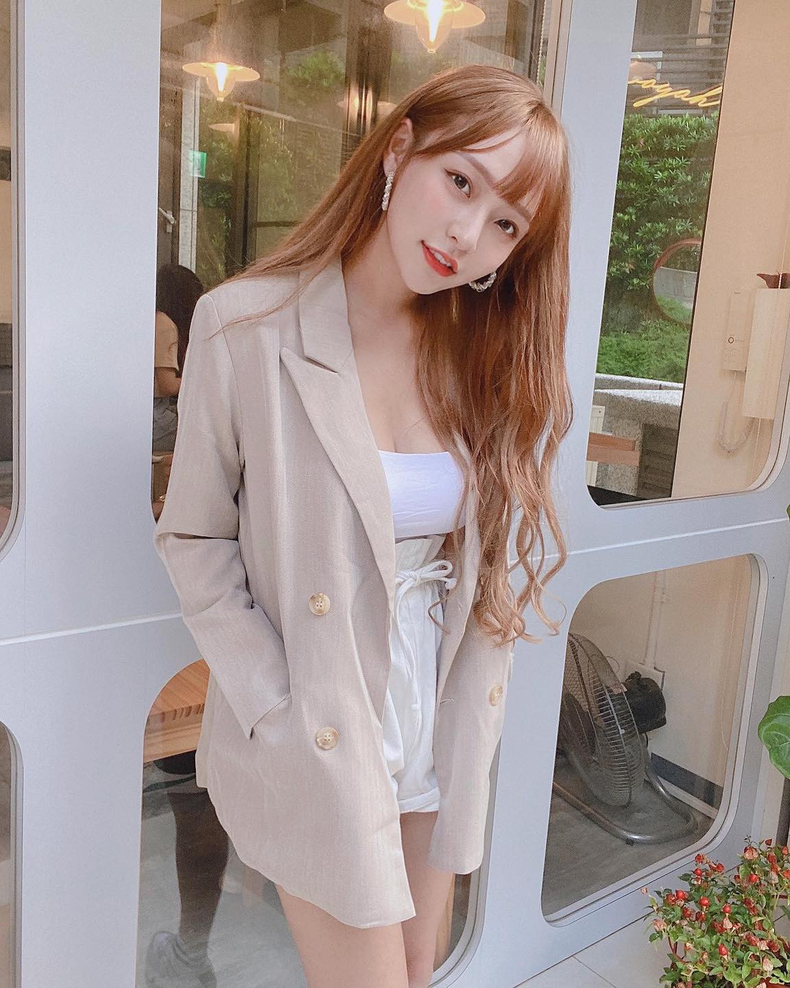 Lâm Tương liên tục thực hiện các động tác gập người, chiếc váy vốn đã chật lại càng bị trễ xuống khiến người mặc rơi vào tình huống nhạy cảm. Vào tháng 9 vừa qua, cô gây chú ý khi lộ clip nhạy cảm dài 46 phút trên web đen.