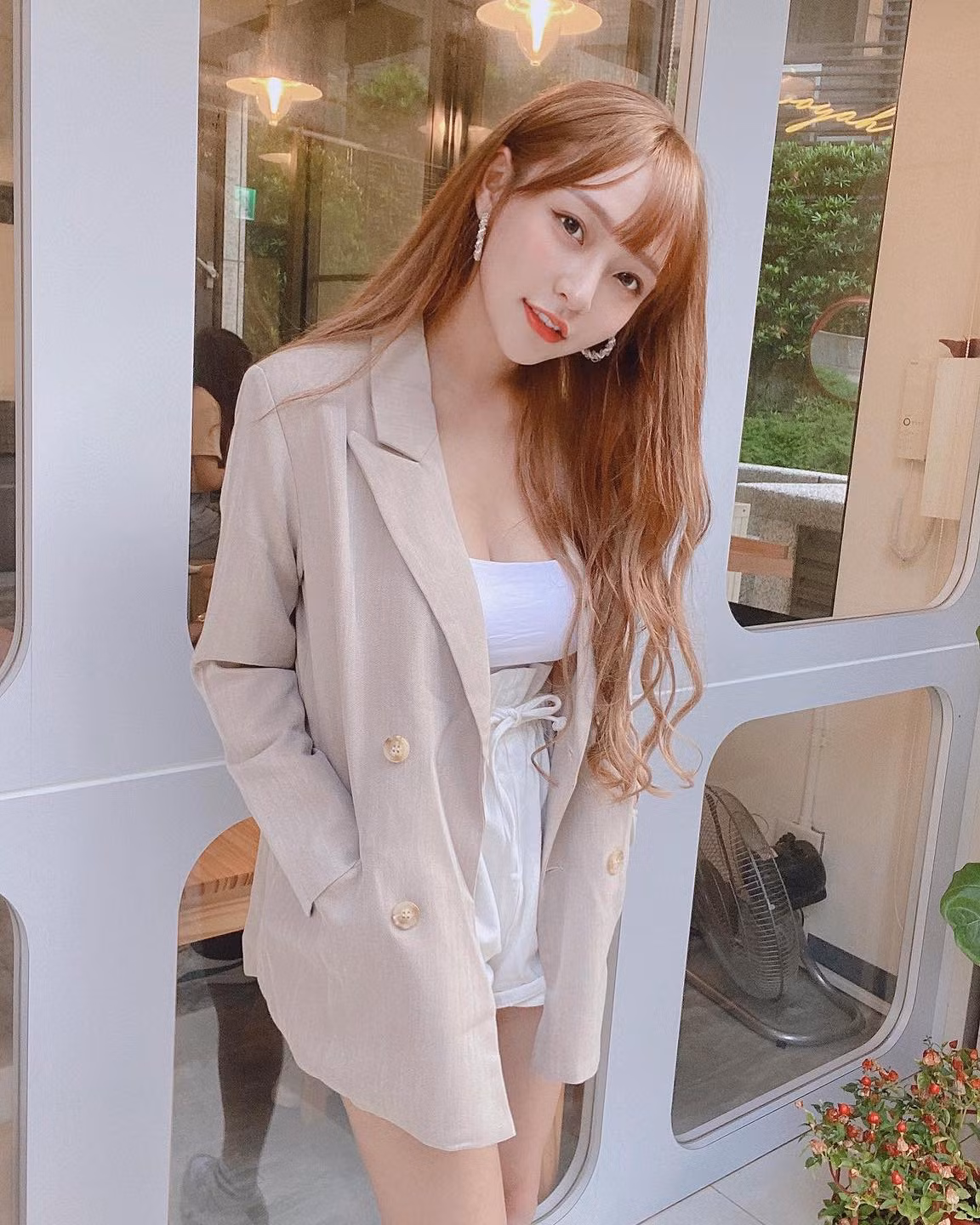 Lâm Tương liên tục thực hiện các động tác gập người, chiếc váy vốn đã chật lại càng bị trễ xuống khiến người mặc rơi vào tình huống nhạy cảm. Vào tháng 9 vừa qua, cô gây chú ý khi lộ clip nhạy cảm dài 46 phút trên web đen.