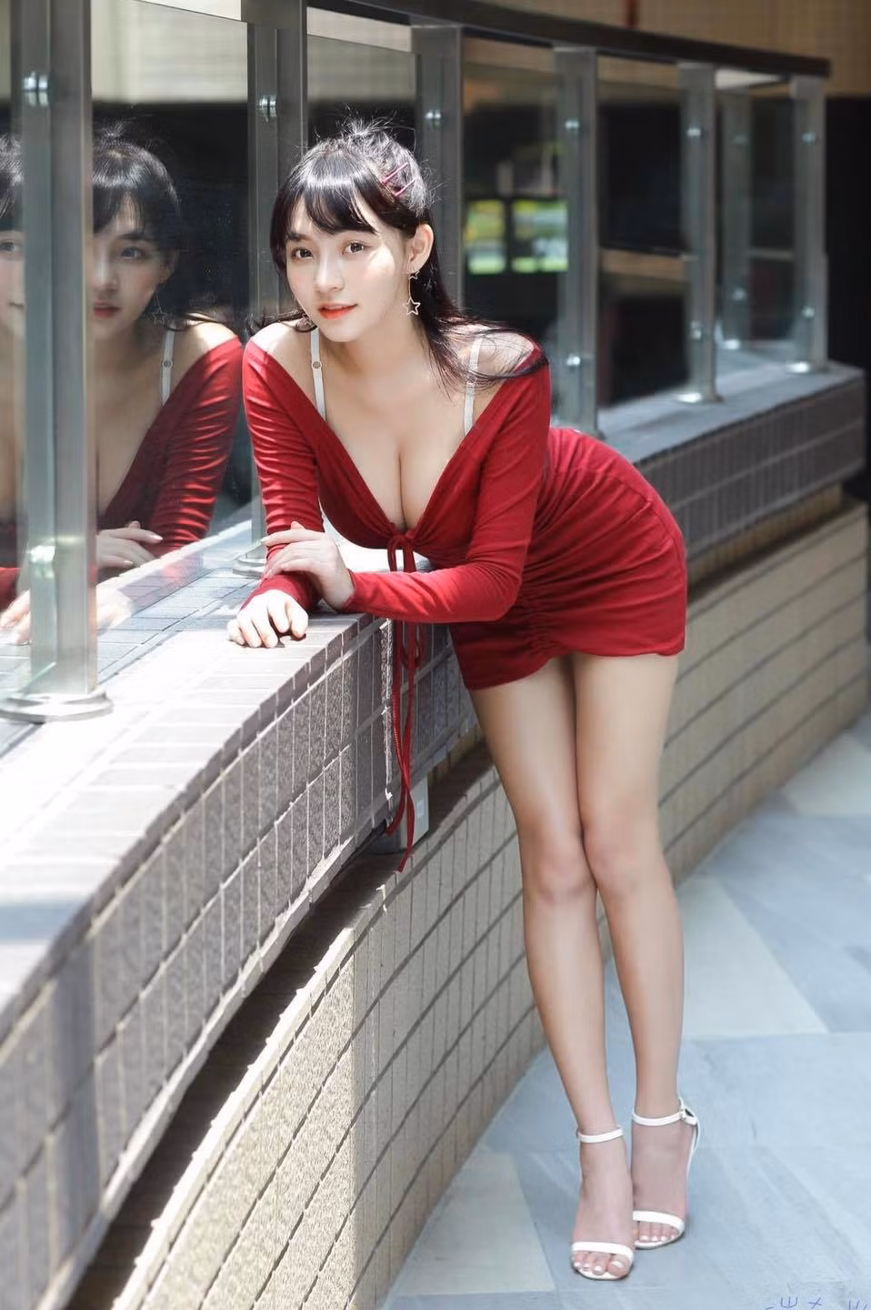 Sau đó, cô đã lên tiếng xin lỗi và thừa nhận video này được quay rất lâu trước đây. “Ngày ấy tôi còn trẻ, chỉ muốn sớm có cơ hội đổi đời. Tôi xin lỗi”, Lâm Tương nói.