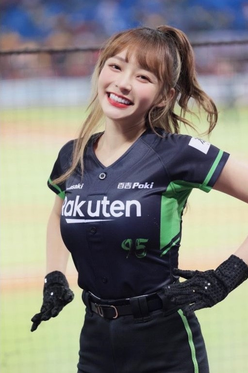 Hot girl Đài Loan nhiều lần gây tranh cãi vì phong cách ăn mặc gợi cảm trên sóng truyền hình. Theo đó, fan của cô từng được phen hốt hoảng trước việc người đẹp suýt bị hớ hênh trong chiếc váy ngắn cũn cỡn khi đang chơi câu ếch.