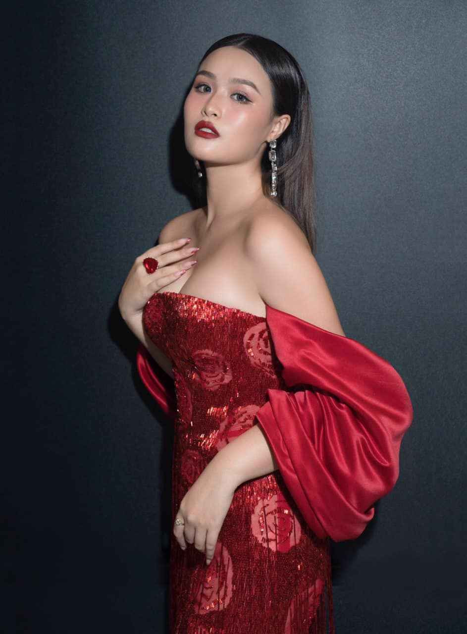 Khánh Trinh không chỉ được cha mà còn được nhiều người quen biết nhận xét là người ngoan hiền, nhút nhát. Thế nhưng vài năm gần đây, nữ diễn viên rất chịu khó đăng ảnh gợi cảm, nóng bỏng lên mạng xã hội.