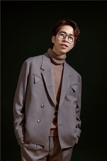 Sau khi hoàn thành khóa học tại Nhạc viện Seoul, ViruSs lọt vào mắt xanh và trở thành thực tập sinh của một công ty giải trí hàng đầu Hàn Quốc nhưng năm 2007, anh phải từ bỏ việc phát triển ở đất nước này để trở về nước vì gia đình vỡ nợ phải bán nhà.