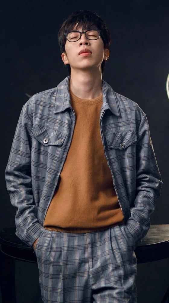 Và rồi, chàng thanh niên Đặng Tiến Hoàng bén duyên với các trò chơi điện tử, trở thành một game thủ chuyên nghiệp đi thi đấu nhiều giải lớn nhỏ.