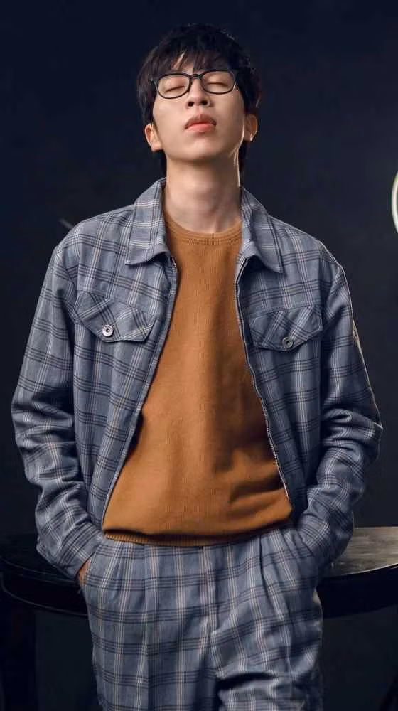 Và rồi, chàng thanh niên Đặng Tiến Hoàng bén duyên với các trò chơi điện tử, trở thành một game thủ chuyên nghiệp đi thi đấu nhiều giải lớn nhỏ.