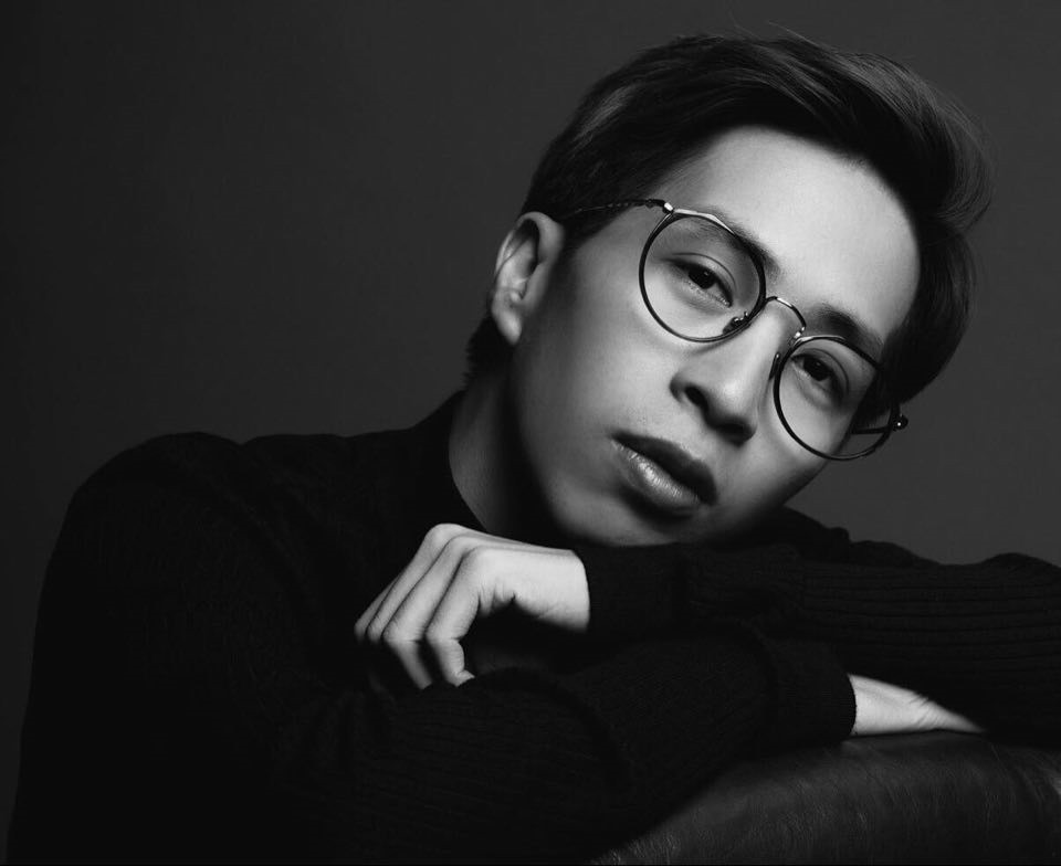 ViruSs lớn lên trong một khu nhà tập thể ở Nhạc viện Hà Nội (bây giờ là Học viện Âm nhạc Quốc gia Việt Nam). Ông ngoại ViruSs là một nhà nghiên cứu âm nhạc nổi tiếng, mẹ của anh dạy về nhạc cụ dân tộc ở nhạc viện, còn bố giảng dạy về guitar tại nhạc viện ở Berlin - Đức, anh ruột ViruSs chơi trống.