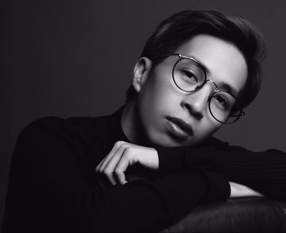 ViruSs lớn lên trong một khu nhà tập thể ở Nhạc viện Hà Nội (bây giờ là Học viện Âm nhạc Quốc gia Việt Nam). Ông ngoại ViruSs là một nhà nghiên cứu âm nhạc nổi tiếng, mẹ của anh dạy về nhạc cụ dân tộc ở nhạc viện, còn bố giảng dạy về guitar tại nhạc viện ở Berlin - Đức, anh ruột ViruSs chơi trống.