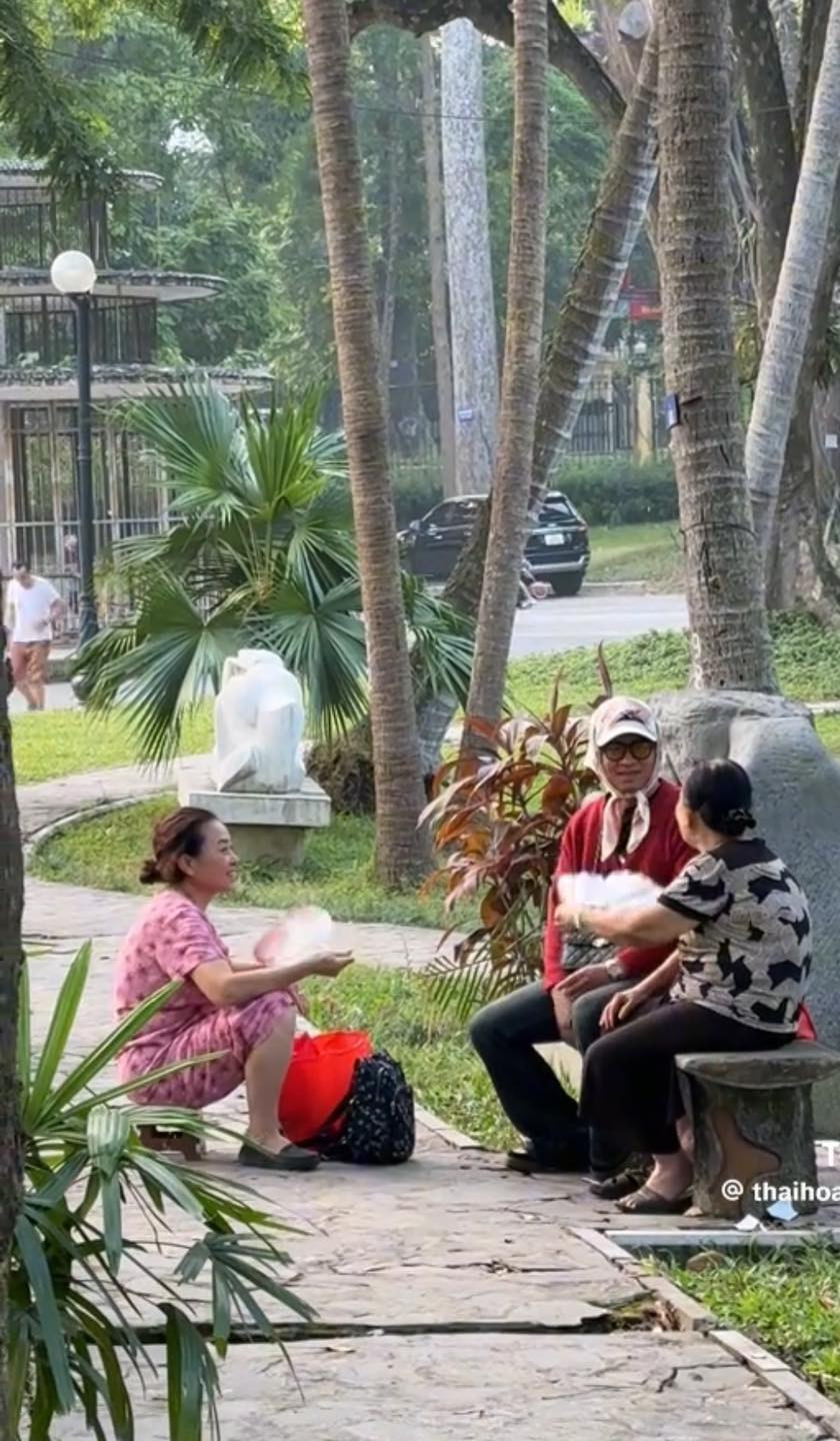 Mạng xã hội Tiktok thường đề xuất những video nhiều người trẻ diện outfit bà thím với set đồ khá..."luộm thuộm", cùng với chiếc khăn tựa như khăn mùi soa của các bà, các mẹ cột trên đầu.