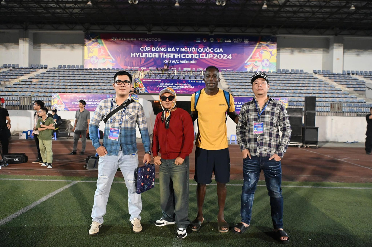 Thời trang "anh Long" cũng xuất hiện ngoài sân bóng của một giải đấu tại Việt Nam.