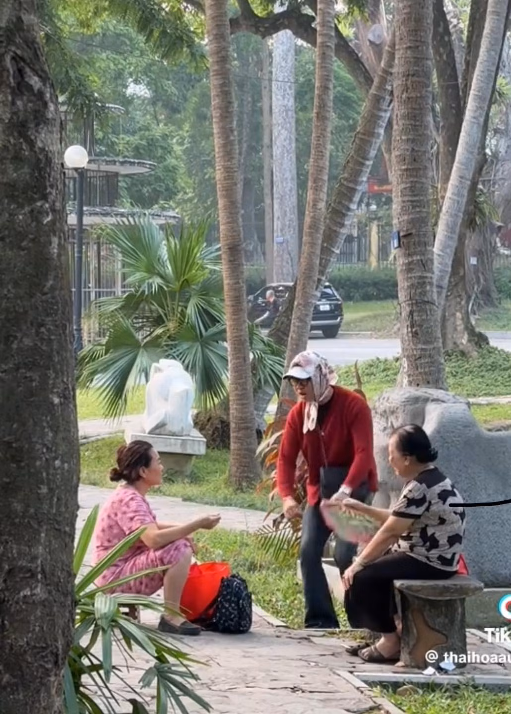 Hoàn thiện outfit nói trên, nhiều người sử dụng chiếc túi xách khổ to tựa như những chiếc túi, chiếc làn thường được các bà dùng để đi chợ.