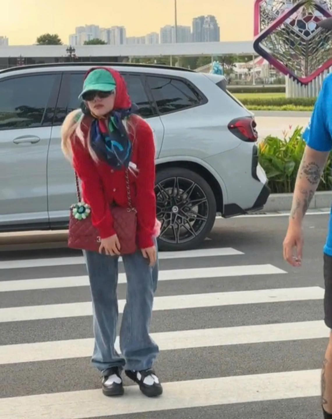 Nữ ca sĩ Phương Ly cũng không nằm ngoài vòng xoáy... thời trang "anh Long".