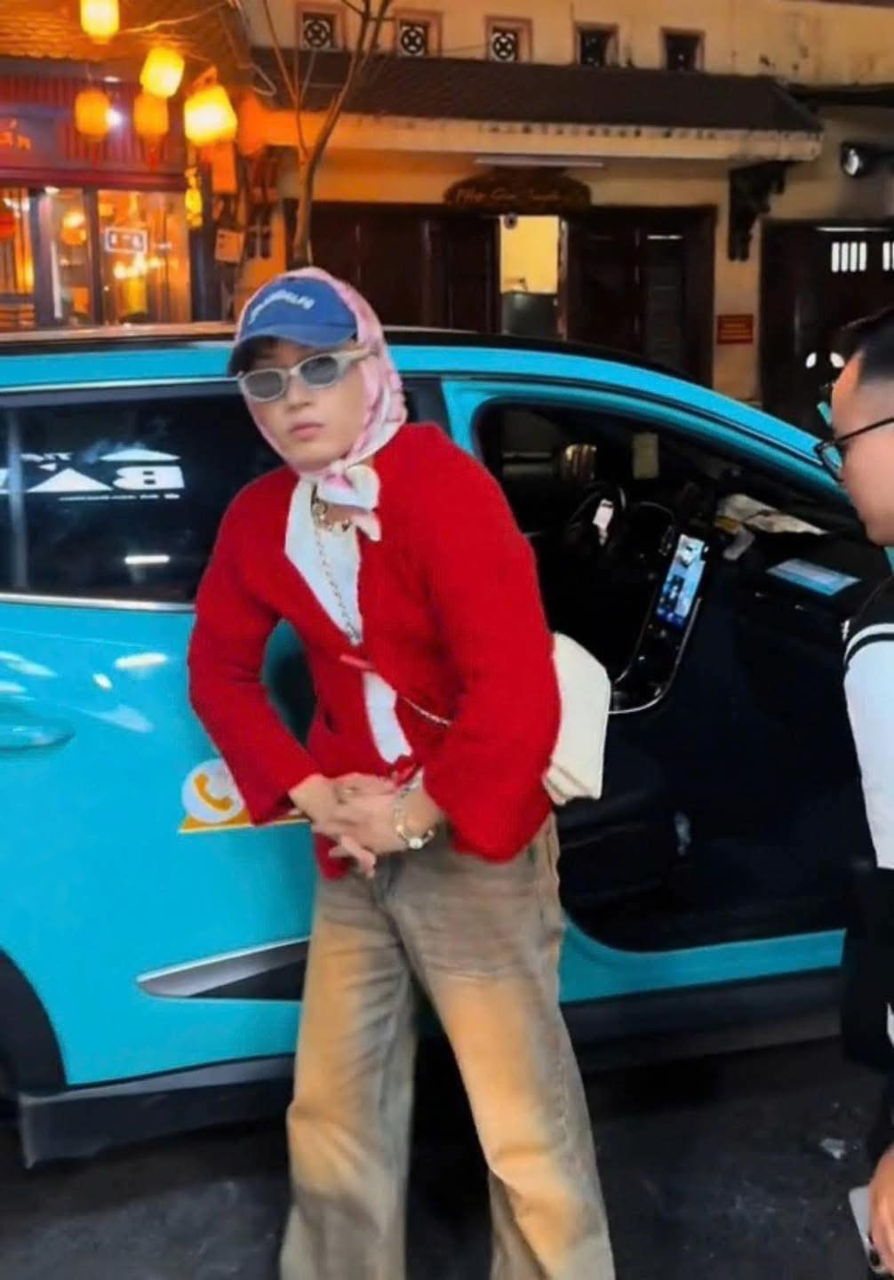 Không chỉ người nổi tiếng, nhiều bạn trẻ cũng đu trend "anh Long" cho kịp thời.